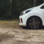 dirigir na estrada de terra - Canva