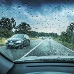 Dirigir na chuva - Canva