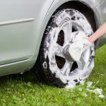 Lavar as rodas do carro - Canva