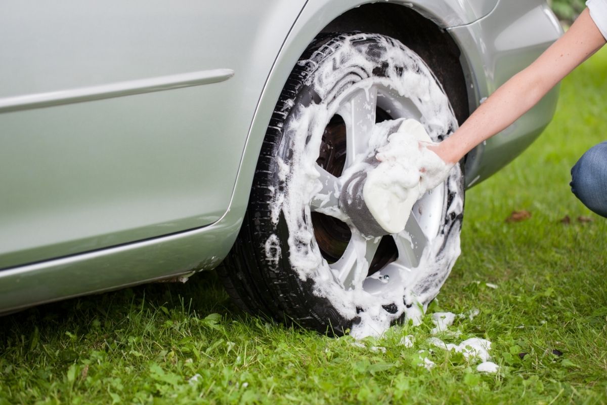 Lavar as rodas do carro - Canva