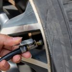 calibrar os pneus do carro - Canva