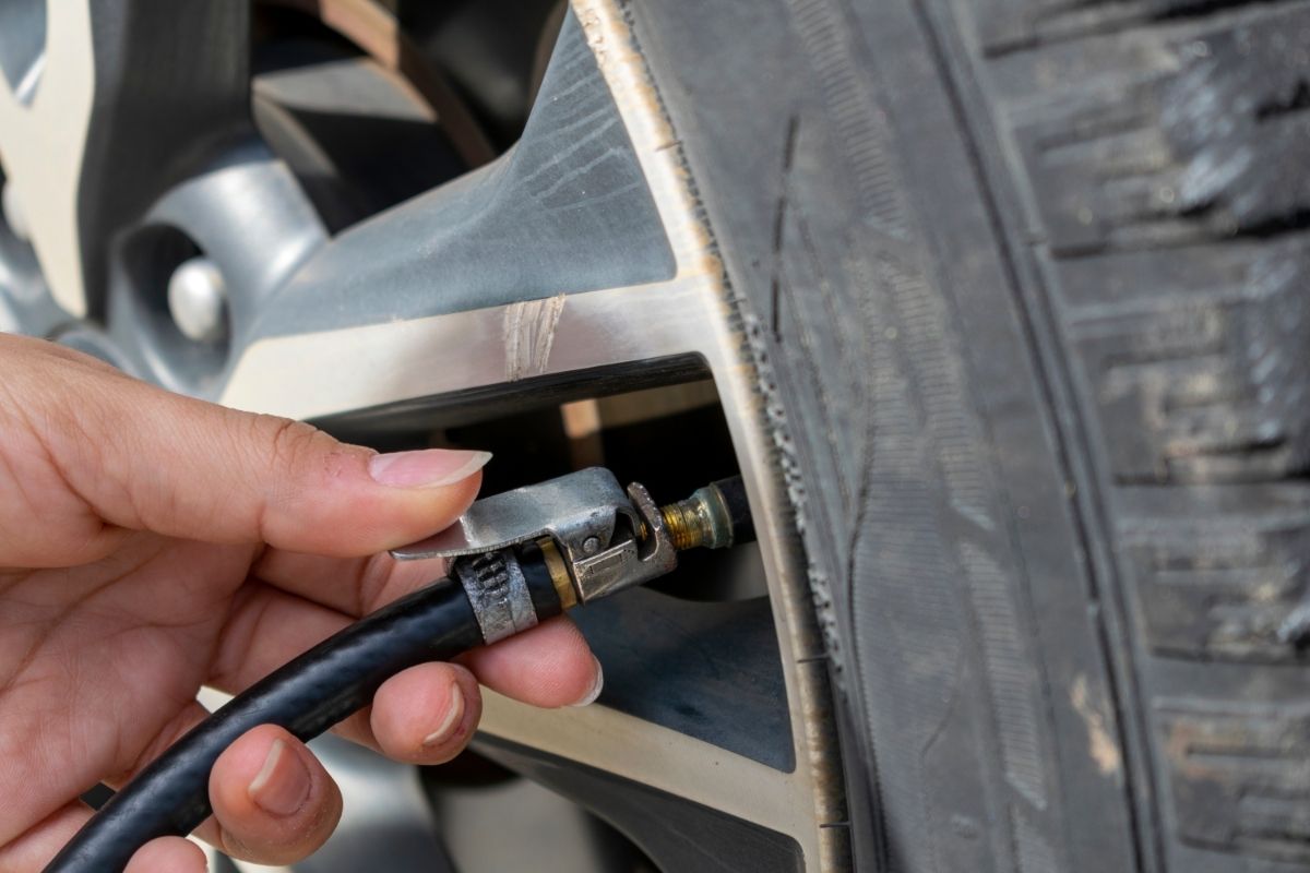 calibrar os pneus do carro - Canva