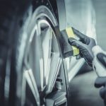 Saiba como fazer o pretinho caseiro e deixar o pneu do seu carro com aspecto de novo; confira essas dicas - Canva