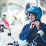 Saiba o que fazer para limpar o capacete do jeito certo; confira essas dicas simples - Canva