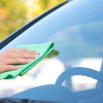 Vidros do carro: confira o segredo para deixar sempre limpo e do jeito certo. Foto: Canva