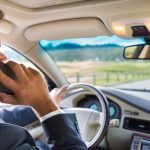 Dirigir com celular: confira os riscos que se corre com essa prática ao volante - Foto: Canva