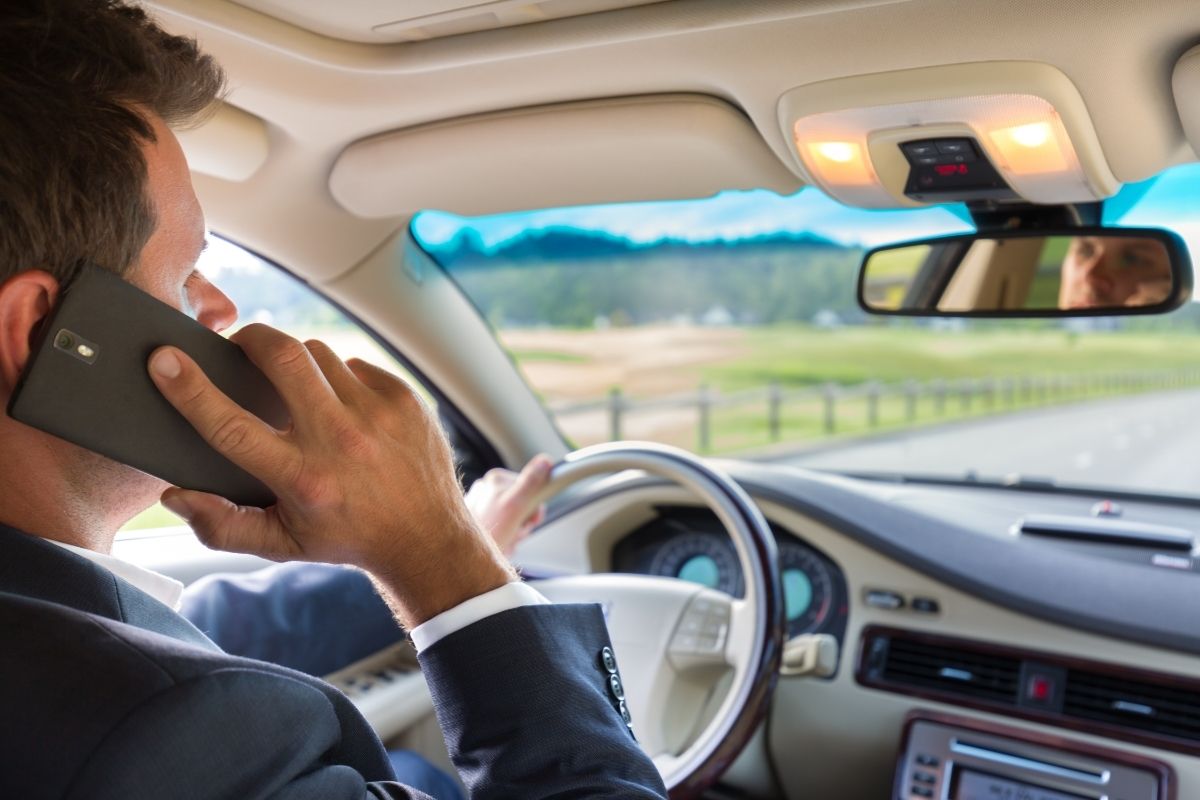Dirigir com celular: confira os riscos que se corre com essa prática ao volante - Foto: Canva