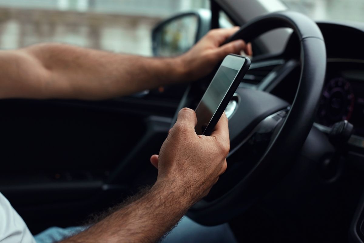Dirigir com celular: confira os riscos que se corre com essa prática ao volante - Foto: Canva