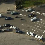 Você sabe trafegar corretamente em uma rotatória? Confira como agir da forma correta - Foto: Canva