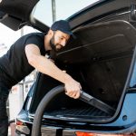 Você costuma limpar o porta-malas do seu carro? Saiba como fazer e veja como é importante. Foto: Canva