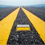 Olho de gato na pista: confira a importância desse recurso para os motoristas. Foto: Canva