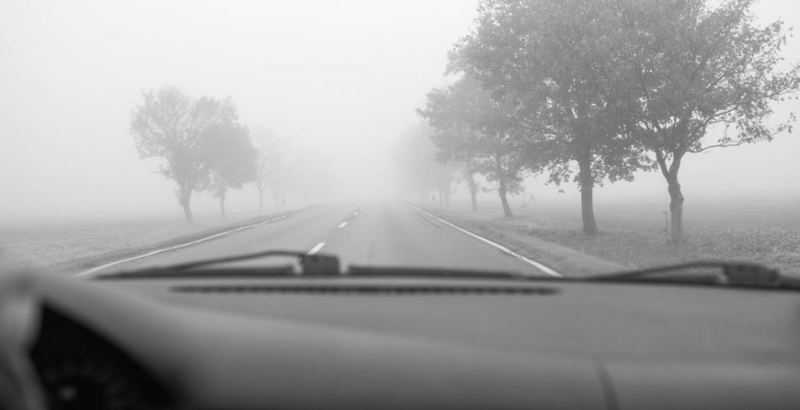 Dirigir sob neblina: saiba como fazer para manter o máximo de segurança. Foto: Canva
