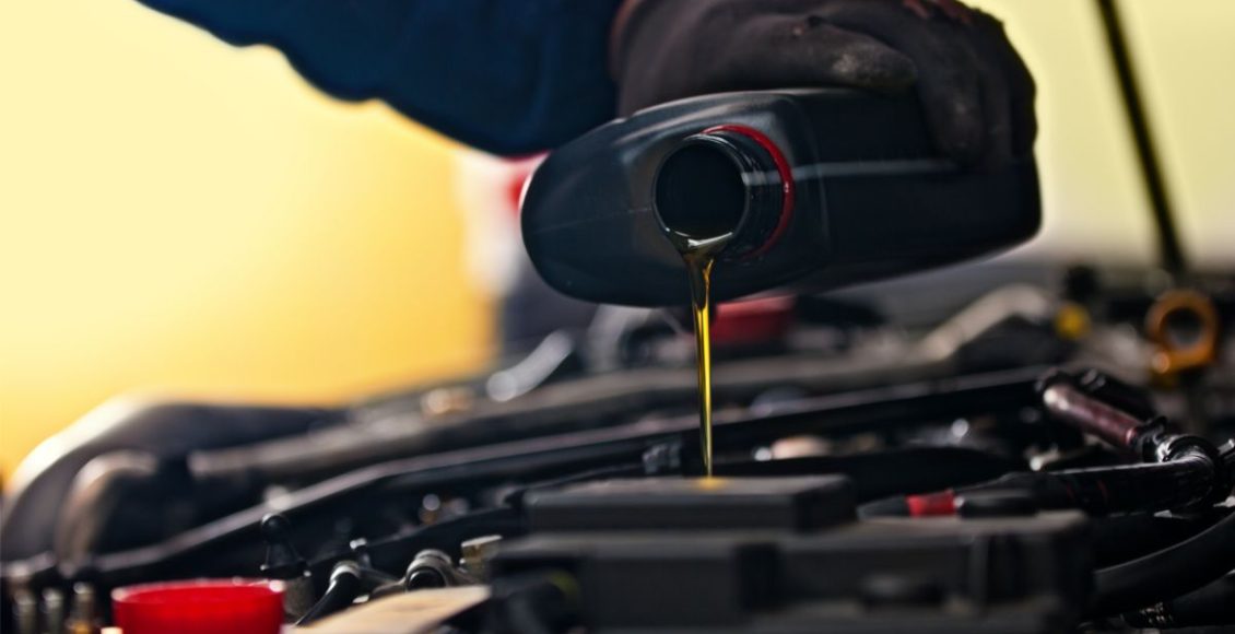 Você troca o óleo do carro no tempo certo? Saiba porque esse item é tão importante. Foto: Canva