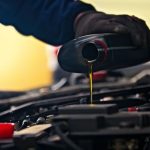 Você troca o óleo do carro no tempo certo? Saiba porque esse item é tão importante. Foto: Canva