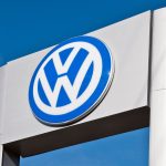 Falta de peças coloca em xeque produção de veículos; Volks reduz carga horária. Foto: Canva