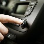 Quais os cuidados devemos ter com a instalação do som automotivo? Confira. Foto: Canva