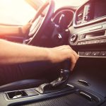 Como dirigir carro automático pela primeira vez? Confira essas dicas e saiba o segredo para se sair bem. Foto: Canva