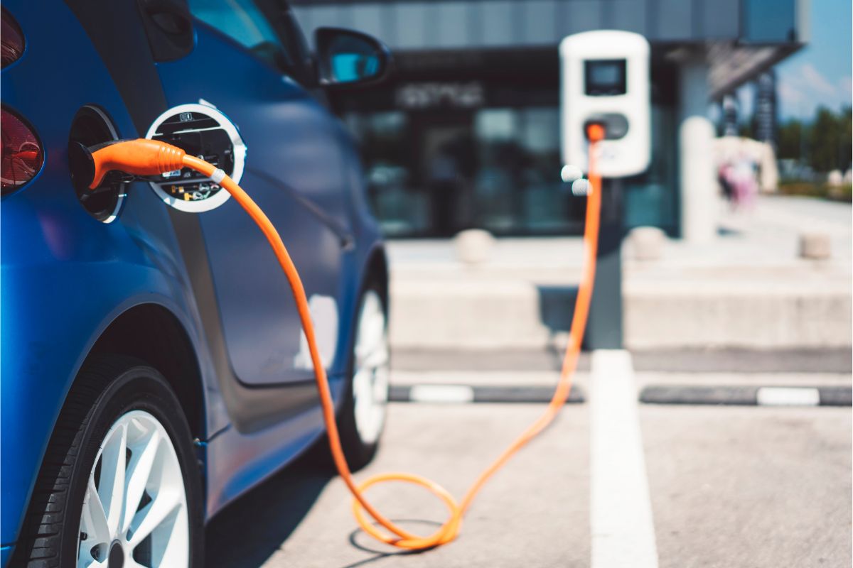 Carros elétricos emitem 10 vezes menos gases poluentes, diz pesquisa. Foto: Canva