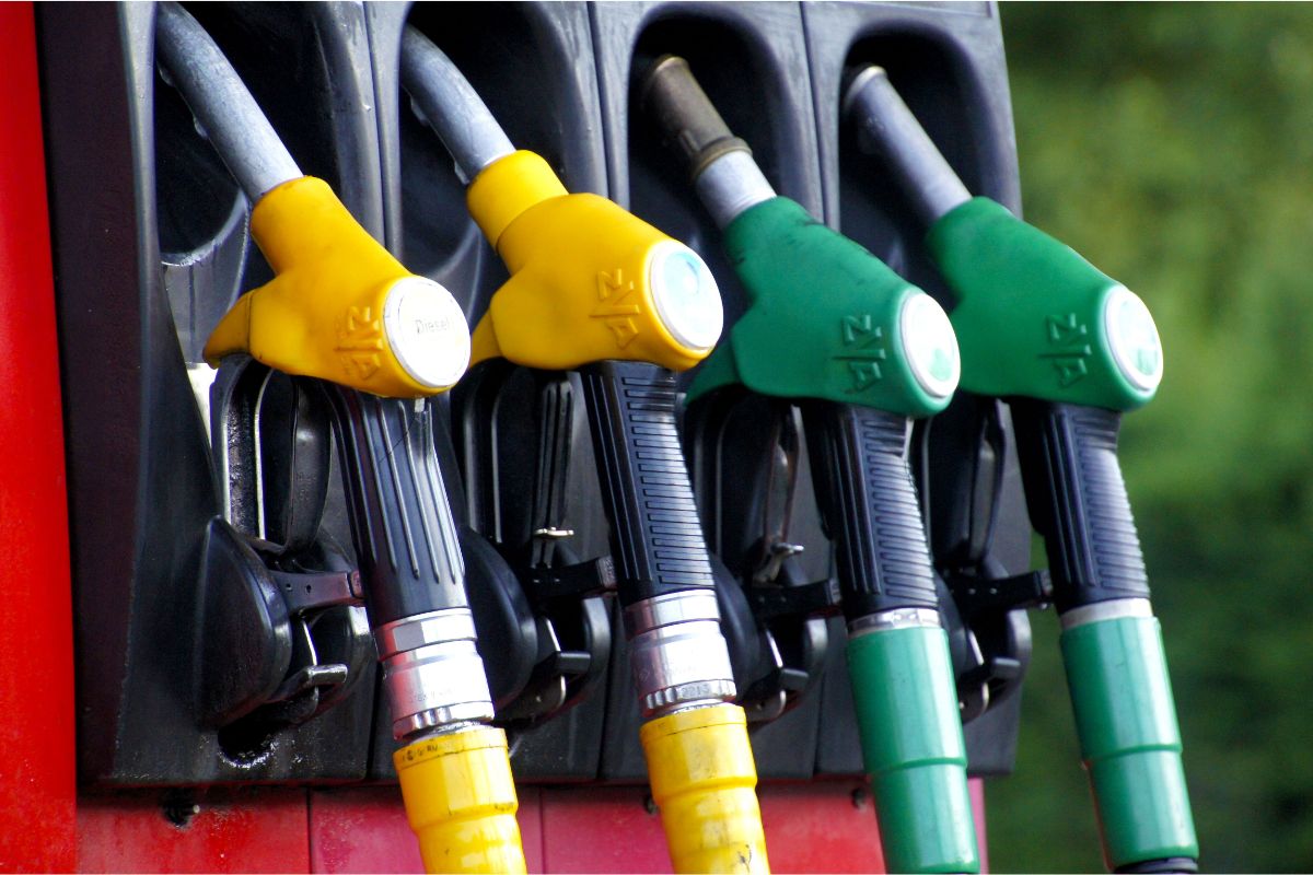 Seu carro está ‘bebendo’ muito? Confira alguns motivos e aprenda a economizar combustível. Foto: Canva