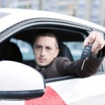 Venda de carros seminovos tem alta diária em junho, mas acumula queda no ano. Foto: Canva