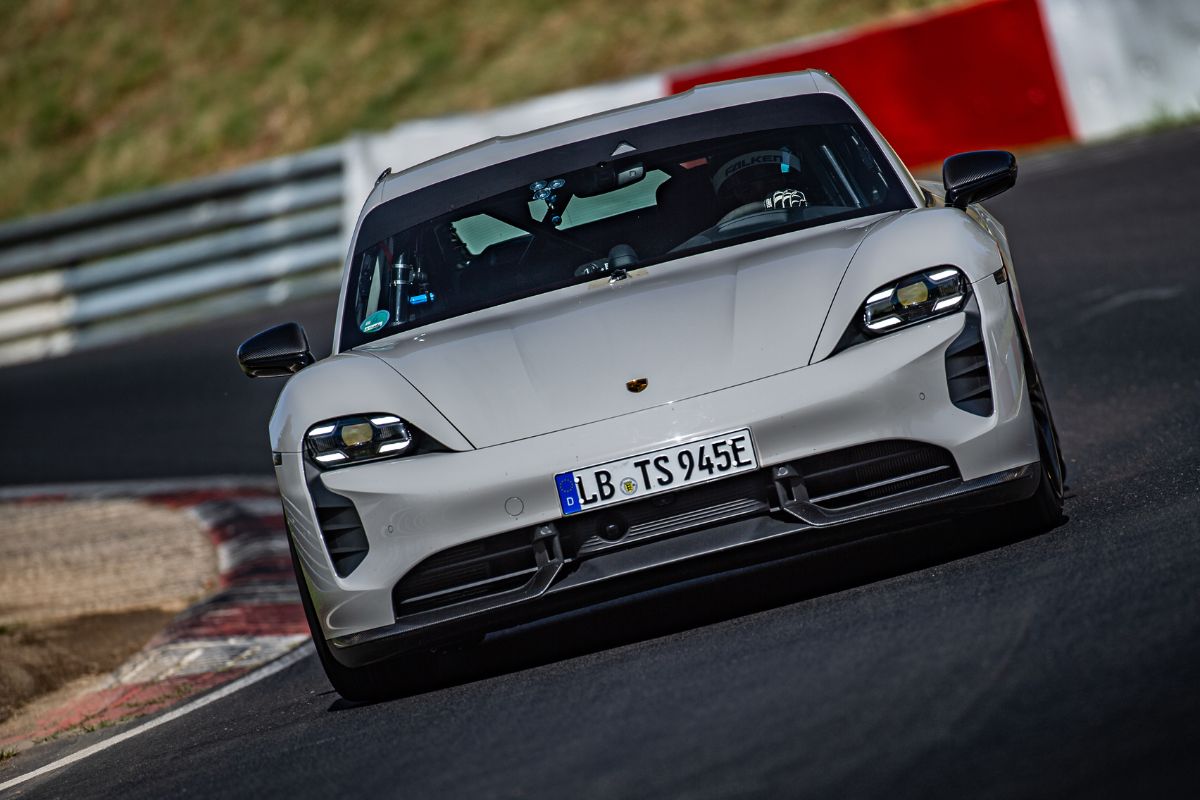 Porsche Tayacan bate recorde entre carros elétricos em Nurburgring; confira. Foto: Divulgação Porsche