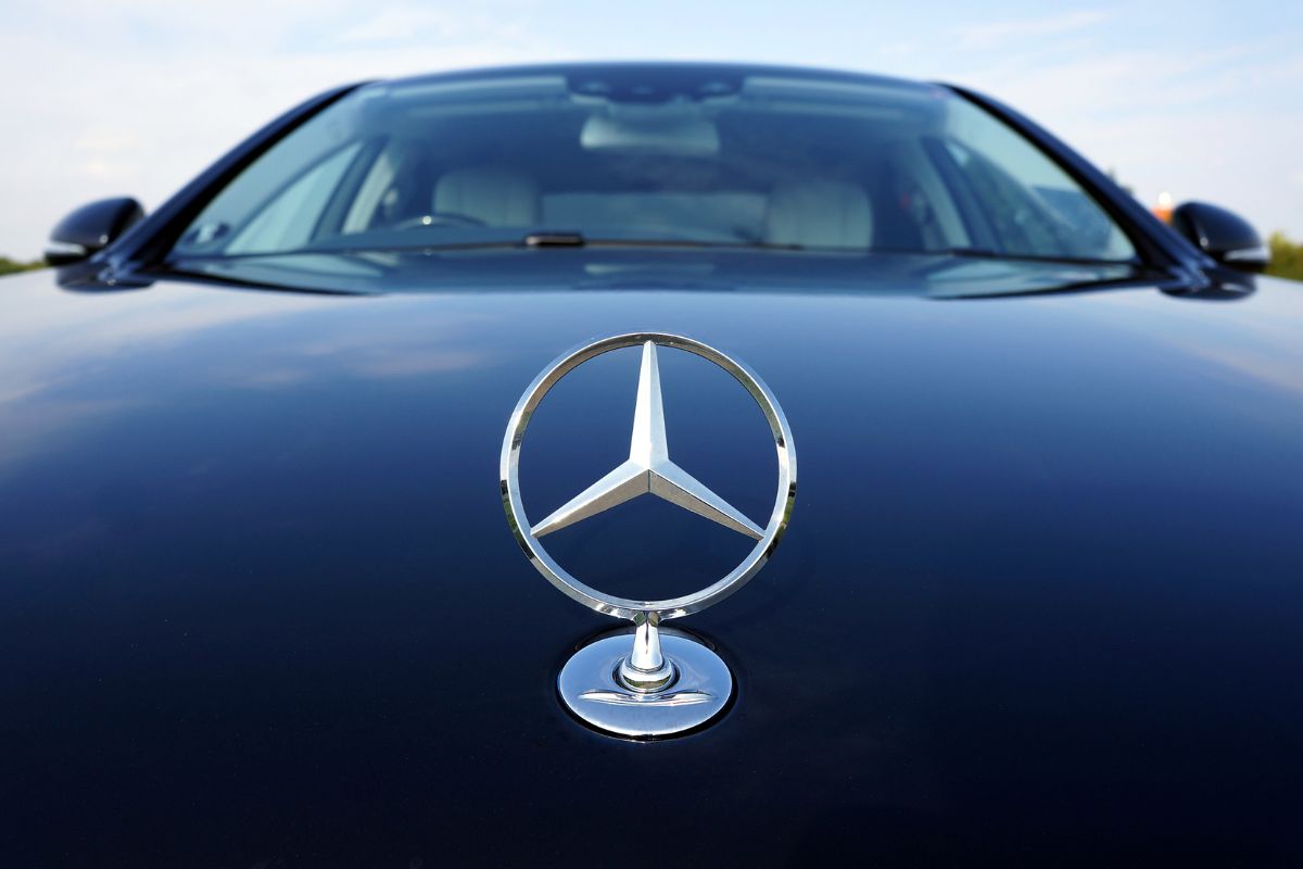 Descubra o segredo da origem do símbolo da Mercedes Benz. Foto: Canva
