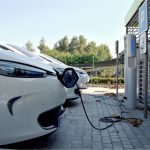 Quanto custa para ‘abastecer’ um carro elétrico? Confira esse estudo e se surpreenda. Foto: Canva