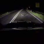 Ford aposta em faróis que passam informações através da pista; acessório ainda em teste. Foto: Divulgação Ford