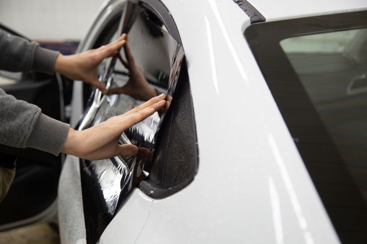 Insulfilm: nova lei vai multar e apreender carros com bolhas no vidro; confira. Foto: Canva